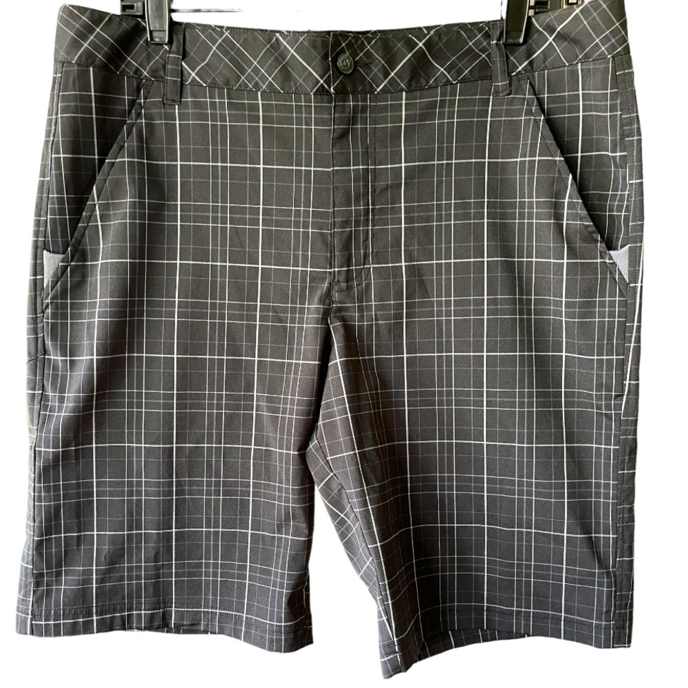 🔥⛳️FILA golf shorts size 36 in dri weave fabric.  Black with silver box stripe.